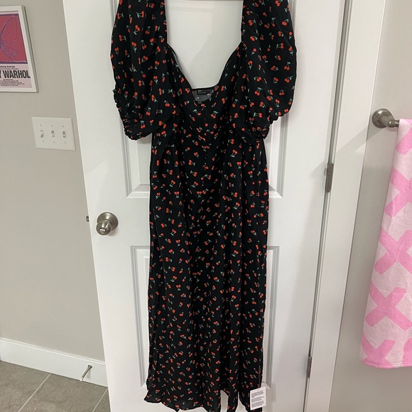 ASOS DESIGN Curve cupped button through midi tea dress in cherry print - Picture 6 of 8